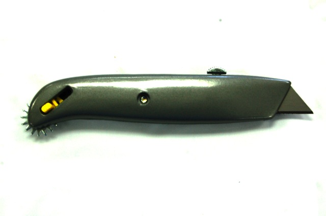 Utility Knife - Retractable Knife with Scoring Wheel